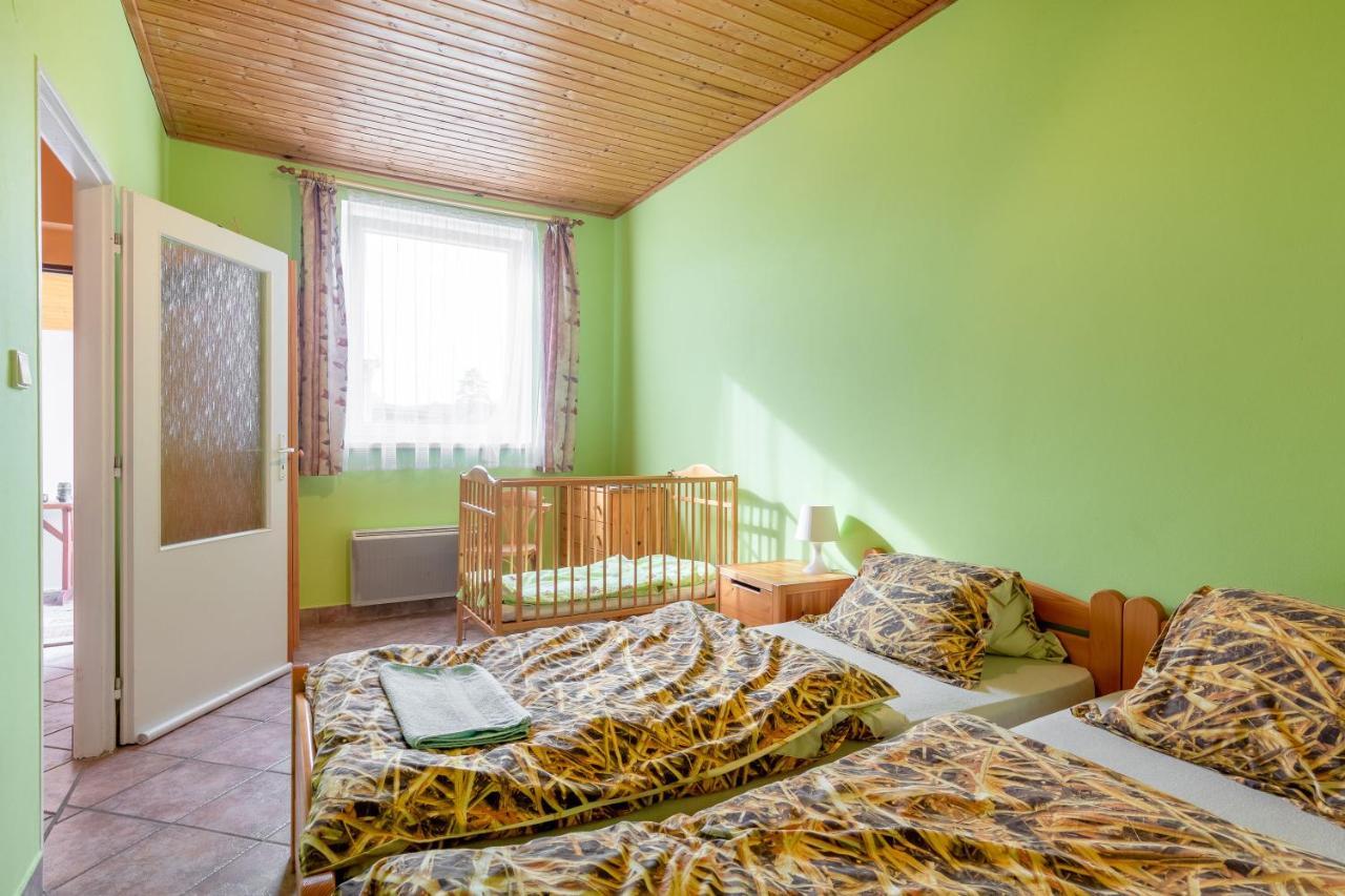 Farma Slunecny Dvur Apartmany A Family Stany Strecha Pod Strechou Hermanuv Mestec Ngoại thất bức ảnh