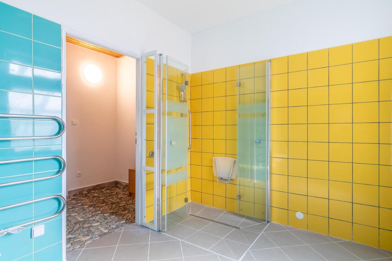 Farma Slunecny Dvur Apartmany A Family Stany Strecha Pod Strechou Hermanuv Mestec Ngoại thất bức ảnh